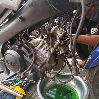 Mesin motor dengan cairan pendingin