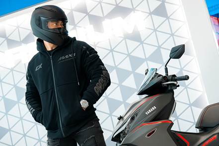 Pengendara dengan helm